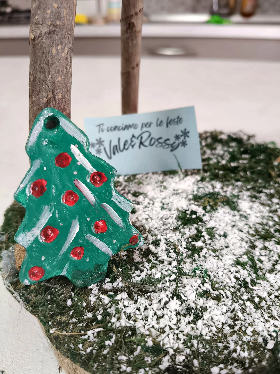 Alberello verde con dettagli rossi e bianchi